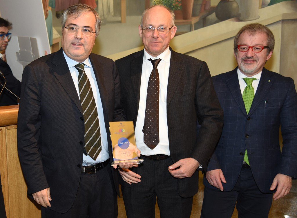 Durante l’evento “Insieme, protagonisti della ripresa. Storie di rete del terziario”, Confcommercio Lombardia ha riconosciuto l’importanza della rete d’impresa turistica Italy&You. Si è tenuto a Febbraio 2016 a Milano “Insieme, protagonisti della ripresa. Storie di Reti del Terziario”, l’evento sulle reti d’impresa organizzato da Confcommercio Lombardia con la presentazione dell’indagine TradeLab, commissionata dalla Confcommercio lombarda sulle aspettative e i risultati delle imprese che hanno intrapreso percorsi di aggregazione di rete. L’evento è stato aperto da Carlo Sangalli, presidente di Confcommercio e dal presidente di Regione Lombardia Roberto Maroni. Tra le premiate per il settore turismo la rete d’impresa “Italy&You”.