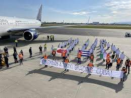Blue Panorama Airlines: atterrato a Torino volo da Cuba con 38 medici e infermieri per gli ospedali piemontesi